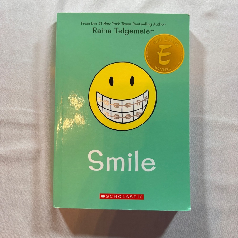 Scholastic Smile Raina Telgemeier Graphic Novel Paperback First Edition Book